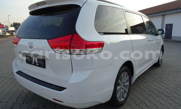 Sayi Na hannu Toyota Sienna Blanc Mota in Kigali a Rwanda Sayi Na hannu Toyota Sienna Blanc Mota in Kigali a Rwanda
