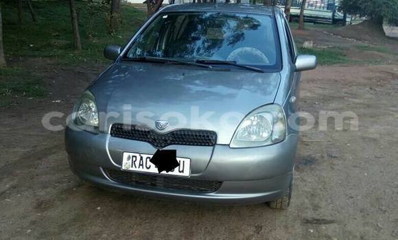 Acheter Occasion Voiture Toyota Yaris Gris à Kigali au Rwanda Acheter Occasion Voiture Toyota Yaris Gris à Kigali au Rwanda