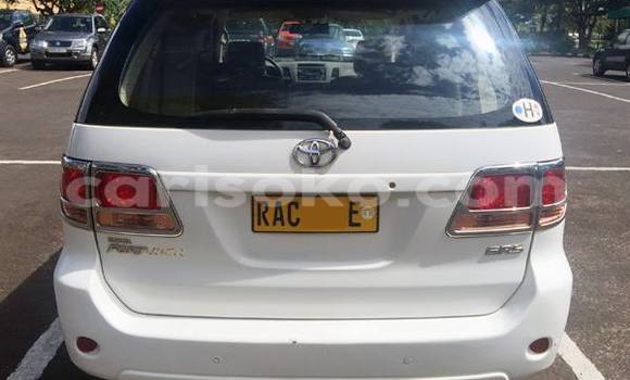 Acheter Occasion Voiture Toyota Fortuner Blanc à Kigali, Rwanda