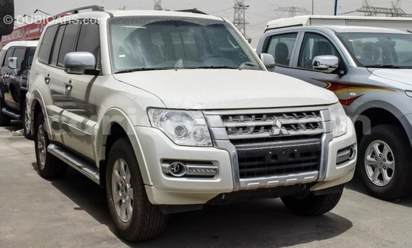 Acheter Import Voiture Mitsubishi Pajero Blanc à Import - Dubai, Rwanda Acheter Import Voiture Mitsubishi Pajero Blanc à Import - Dubai, Rwanda