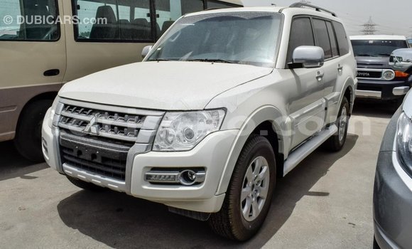 Acheter Import Voiture Mitsubishi Pajero Blanc à Import - Dubai, Rwanda Acheter Import Voiture Mitsubishi Pajero Blanc à Import - Dubai, Rwanda
