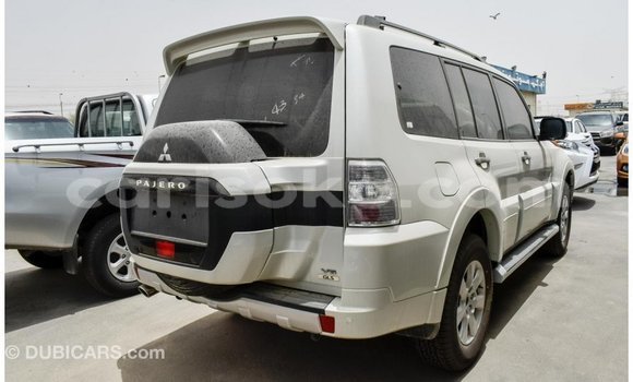 Acheter Import Voiture Mitsubishi Pajero Blanc à Import - Dubai, Rwanda Acheter Import Voiture Mitsubishi Pajero Blanc à Import - Dubai, Rwanda