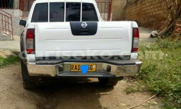 Acheter Occasion Voiture Nissan Navara Blanc à Gicumbi au Rwanda Acheter Occasion Voiture Nissan Navara Blanc à Gicumbi au Rwanda