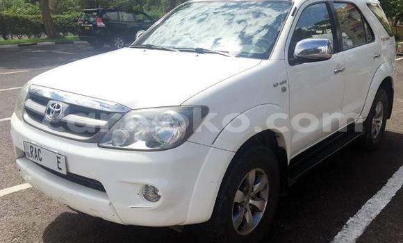 Sayi Na hannu Toyota Fortuner Blanc Mota in Kigali a Rwanda Sayi Na hannu Toyota Fortuner Blanc Mota in Kigali a Rwanda