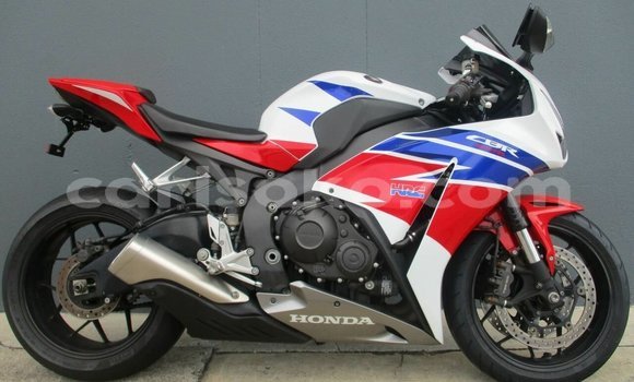 اشتري مستعمل Honda CBR 1000 RR Blanc دراجة نارية في Bokwango في Rwanda