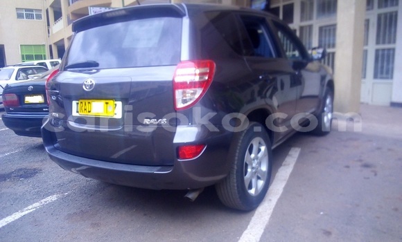 Sayi Na hannu Toyota RAV4 Bleu Mota in Kigali a Rwanda Sayi Na hannu Toyota RAV4 Bleu Mota in Kigali a Rwanda