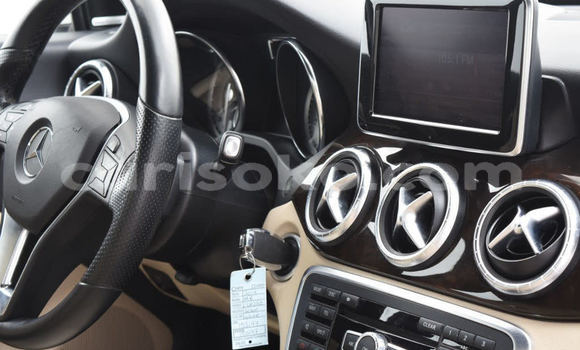 Sayi Na hannu Mercedes-Benz 250 Blanc Mota in Kigali a Rwanda Sayi Na hannu Mercedes-Benz 250 Blanc Mota in Kigali a Rwanda