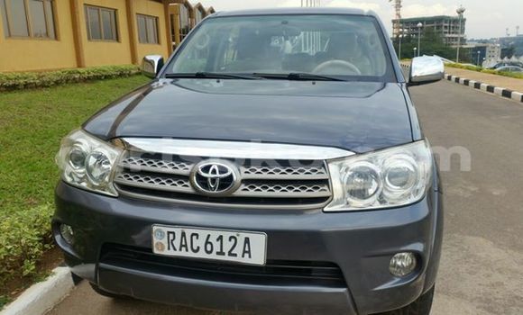 Acheter Occasion Voiture Toyota Fortuner Gris à Kigali, Rwanda Acheter Occasion Voiture Toyota Fortuner Gris à Kigali, Rwanda