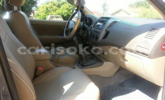 Acheter Occasion Voiture Toyota Fortuner Gris à Kigali, Rwanda Acheter Occasion Voiture Toyota Fortuner Gris à Kigali, Rwanda