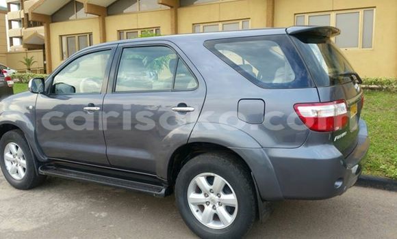 Acheter Occasion Voiture Toyota Fortuner Gris à Kigali, Rwanda Acheter Occasion Voiture Toyota Fortuner Gris à Kigali, Rwanda