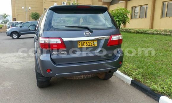 Acheter Occasion Voiture Toyota Fortuner Gris à Kigali, Rwanda Acheter Occasion Voiture Toyota Fortuner Gris à Kigali, Rwanda