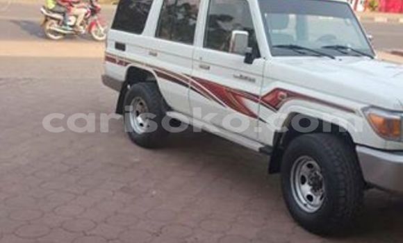 Acheter Occasion Voiture Toyota Land Cruiser Blanc à Gicumbi au Rwanda Acheter Occasion Voiture Toyota Land Cruiser Blanc à Gicumbi au Rwanda