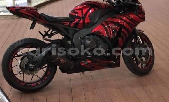 اشتري مستعمل Honda CBR 1000 RR Rouge دراجة نارية في Kigali في Rwanda