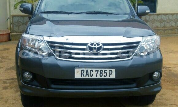 اشتري مستعمل Toyota Fortuner Noir سيارة في Kigali في Rwanda اشتري مستعمل Toyota Fortuner Noir سيارة في Kigali في Rwanda