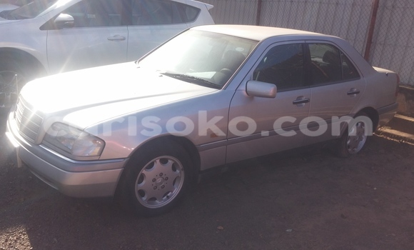 Acheter Occasion Voiture Mercedes-Benz C–Class Gris à Kigali, Rwanda Acheter Occasion Voiture Mercedes-Benz C–Class Gris à Kigali, Rwanda