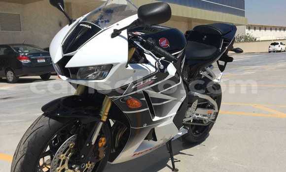 اشتري مستعمل Honda CBR Blanc دراجة نارية في Kigali في Rwanda
