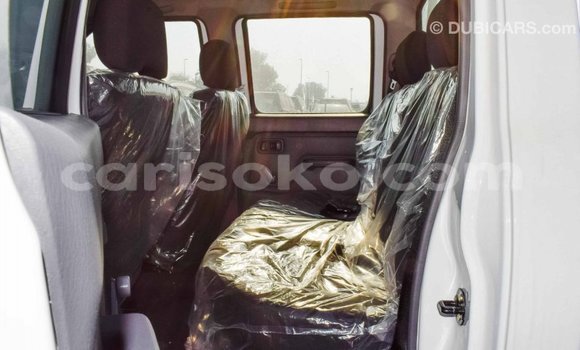 Acheter Import Voiture Nissan NP 300 Blanc à Import - Dubai, Rwanda Acheter Import Voiture Nissan NP 300 Blanc à Import - Dubai, Rwanda