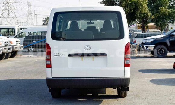 Acheter Import Voiture Toyota Hiace Blanc à Import - Dubai, Rwanda Acheter Import Voiture Toyota Hiace Blanc à Import - Dubai, Rwanda