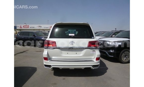 Acheter Import Voiture Toyota Land Cruiser Blanc à Import - Dubai, Rwanda Acheter Import Voiture Toyota Land Cruiser Blanc à Import - Dubai, Rwanda