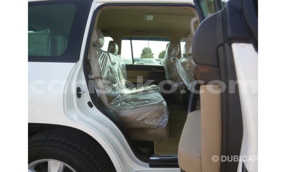 Acheter Import Voiture Toyota Land Cruiser Blanc à Import - Dubai, Rwanda Acheter Import Voiture Toyota Land Cruiser Blanc à Import - Dubai, Rwanda