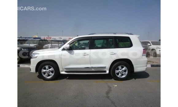 Acheter Import Voiture Toyota Land Cruiser Blanc à Import - Dubai, Rwanda Acheter Import Voiture Toyota Land Cruiser Blanc à Import - Dubai, Rwanda