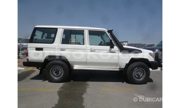 Acheter Import Voiture Toyota Land Cruiser Blanc à Import - Dubai, Rwanda Acheter Import Voiture Toyota Land Cruiser Blanc à Import - Dubai, Rwanda