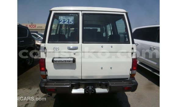 Acheter Import Voiture Toyota Land Cruiser Blanc à Import - Dubai, Rwanda Acheter Import Voiture Toyota Land Cruiser Blanc à Import - Dubai, Rwanda