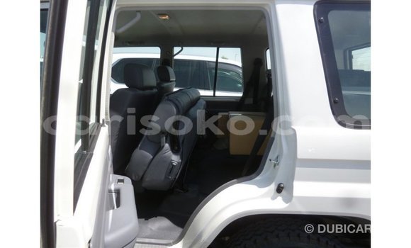 Acheter Import Voiture Toyota Land Cruiser Blanc à Import - Dubai, Rwanda Acheter Import Voiture Toyota Land Cruiser Blanc à Import - Dubai, Rwanda