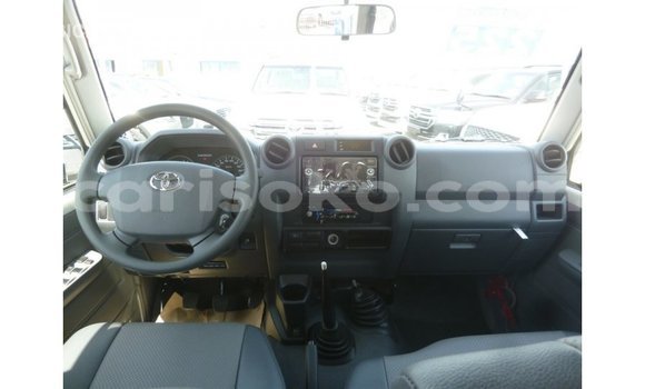 Acheter Import Voiture Toyota Land Cruiser Blanc à Import - Dubai, Rwanda Acheter Import Voiture Toyota Land Cruiser Blanc à Import - Dubai, Rwanda