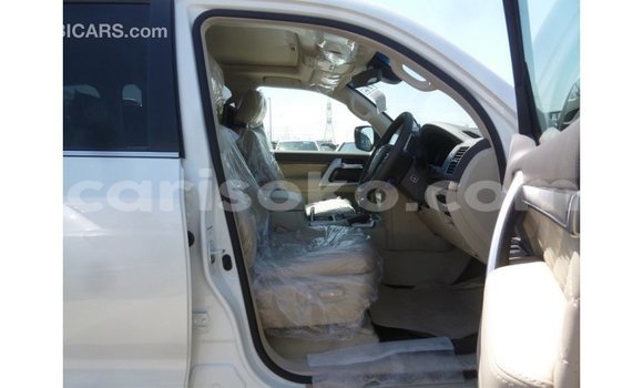 Acheter Import Voiture Toyota Land Cruiser Blanc à Import - Dubai, Rwanda Acheter Import Voiture Toyota Land Cruiser Blanc à Import - Dubai, Rwanda