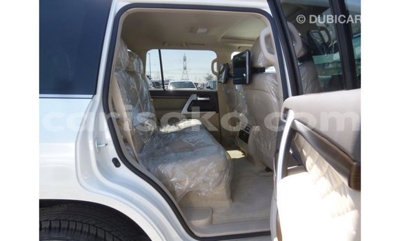 Acheter Import Voiture Toyota Land Cruiser Blanc à Import - Dubai, Rwanda Acheter Import Voiture Toyota Land Cruiser Blanc à Import - Dubai, Rwanda