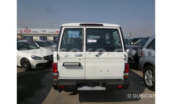 Acheter Import Voiture Toyota Land Cruiser Blanc à Import - Dubai, Rwanda Acheter Import Voiture Toyota Land Cruiser Blanc à Import - Dubai, Rwanda