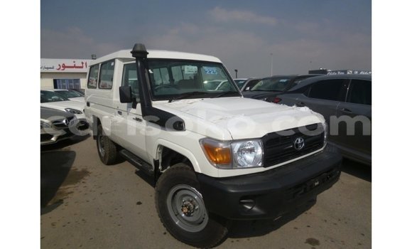 Acheter Import Voiture Toyota Land Cruiser Blanc à Import - Dubai, Rwanda Acheter Import Voiture Toyota Land Cruiser Blanc à Import - Dubai, Rwanda