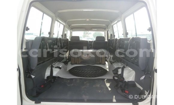 Acheter Import Voiture Toyota Land Cruiser Blanc à Import - Dubai, Rwanda Acheter Import Voiture Toyota Land Cruiser Blanc à Import - Dubai, Rwanda