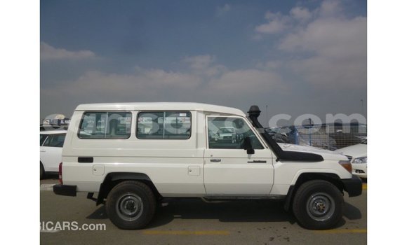 Acheter Import Voiture Toyota Land Cruiser Blanc à Import - Dubai, Rwanda Acheter Import Voiture Toyota Land Cruiser Blanc à Import - Dubai, Rwanda