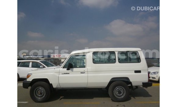 Acheter Import Voiture Toyota Land Cruiser Blanc à Import - Dubai, Rwanda Acheter Import Voiture Toyota Land Cruiser Blanc à Import - Dubai, Rwanda