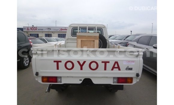 Acheter Import Voiture Toyota Land Cruiser Blanc à Import - Dubai, Rwanda Acheter Import Voiture Toyota Land Cruiser Blanc à Import - Dubai, Rwanda