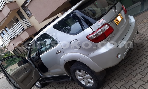 اشتري مستعمل Toyota Fortuner Gris سيارة في Kigali في Rwanda اشتري مستعمل Toyota Fortuner Gris سيارة في Kigali في Rwanda