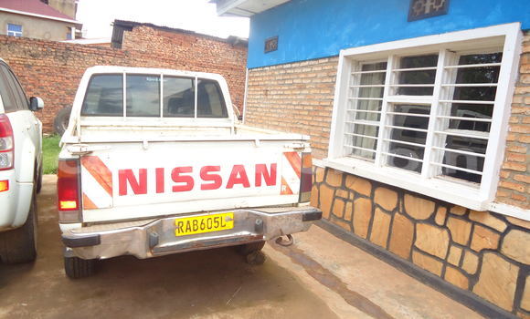 اشتري مستعمل Nissan 350Z Blanc سيارة في Gicumbi في Rwanda