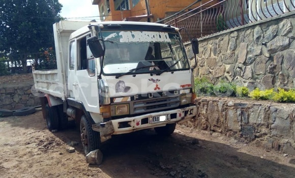 Sayi Na hannu Nissan Fuga Blanc Mota in Kigali a Rwanda Sayi Na hannu Nissan Fuga Blanc Mota in Kigali a Rwanda
