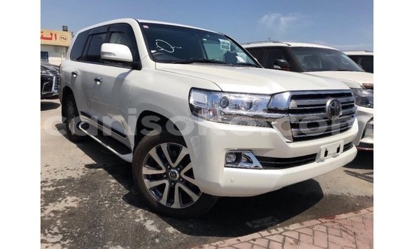 Acheter Import Voiture Toyota Land Cruiser Blanc à Import - Dubai, Rwanda Acheter Import Voiture Toyota Land Cruiser Blanc à Import - Dubai, Rwanda