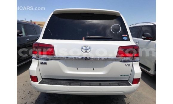 Acheter Import Voiture Toyota Land Cruiser Blanc à Import - Dubai, Rwanda Acheter Import Voiture Toyota Land Cruiser Blanc à Import - Dubai, Rwanda