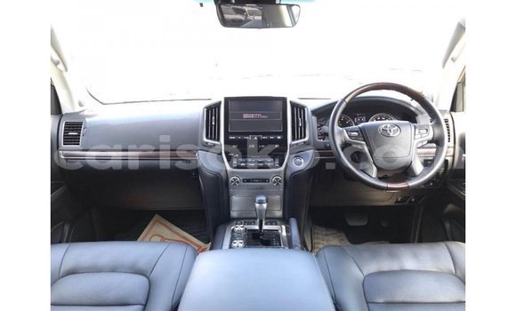 Acheter Import Voiture Toyota Land Cruiser Blanc à Import - Dubai, Rwanda Acheter Import Voiture Toyota Land Cruiser Blanc à Import - Dubai, Rwanda