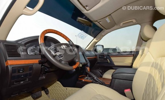 Acheter Import Voiture Toyota Land Cruiser Blanc à Import - Dubai, Rwanda Acheter Import Voiture Toyota Land Cruiser Blanc à Import - Dubai, Rwanda