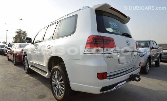 Acheter Import Voiture Toyota Land Cruiser Blanc à Import - Dubai, Rwanda Acheter Import Voiture Toyota Land Cruiser Blanc à Import - Dubai, Rwanda