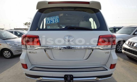 Acheter Import Voiture Toyota Land Cruiser Blanc à Import - Dubai, Rwanda Acheter Import Voiture Toyota Land Cruiser Blanc à Import - Dubai, Rwanda