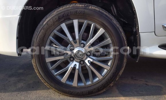 Acheter Import Voiture Toyota Land Cruiser Blanc à Import - Dubai, Rwanda Acheter Import Voiture Toyota Land Cruiser Blanc à Import - Dubai, Rwanda