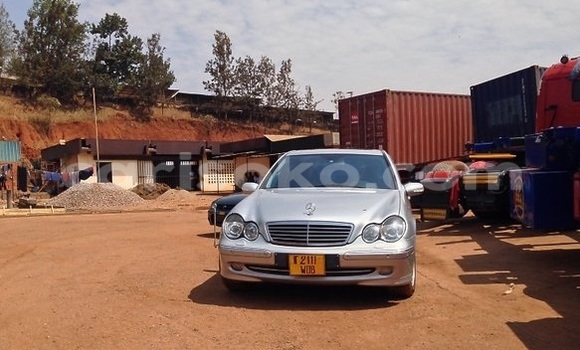 Acheter Occasion Voiture Mercedes‒Benz C-Class Gris à Kigali au Rwanda Acheter Occasion Voiture Mercedes‒Benz C-Class Gris à Kigali au Rwanda