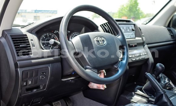 Buy New Toyota Land Cruiser White Car in Bokwango in Rwanda Buy New Toyota Land Cruiser White Car in Bokwango in Rwanda