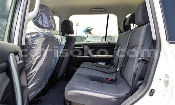 Buy New Toyota Land Cruiser White Car in Bokwango in Rwanda Buy New Toyota Land Cruiser White Car in Bokwango in Rwanda